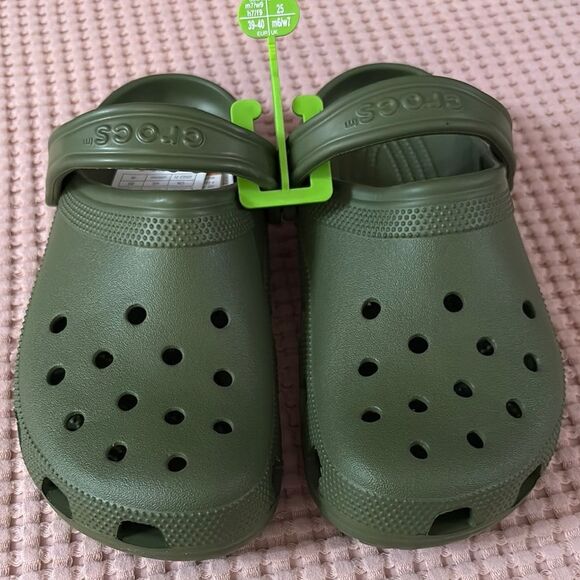 NWT CROCS Classic Unisex Army Green Crocs M/6 W/7 - Picture 1 of 7